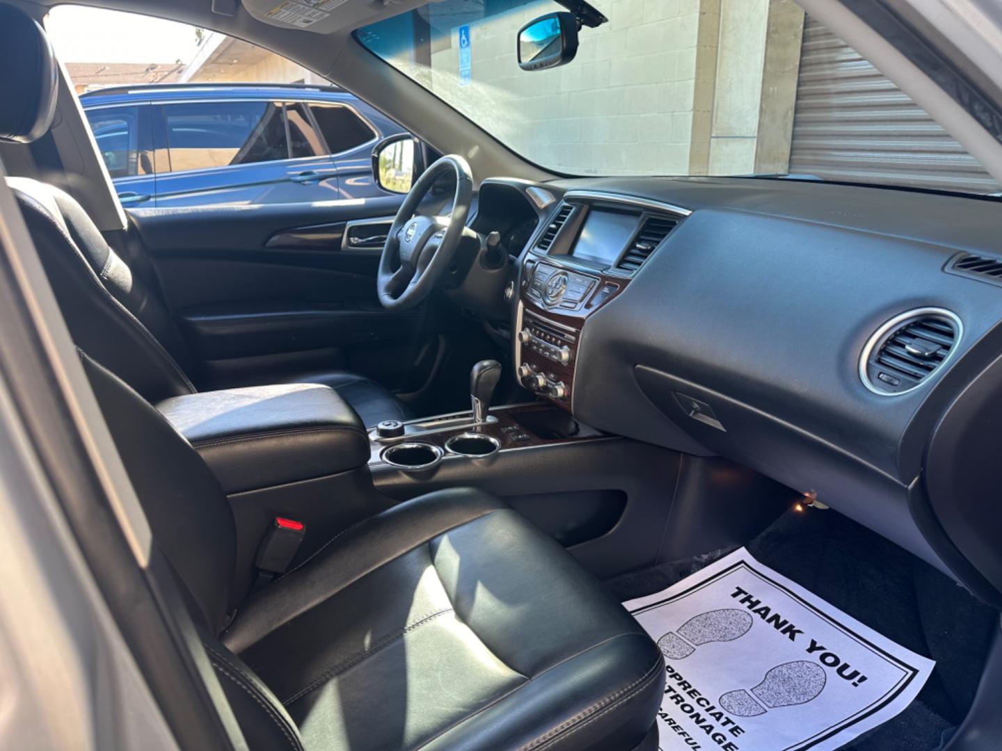 2015 Silver Nissan Pathfinder (5N1AR2MM6FC) , AUTOMATIC transmission, located at 30 S. Berkeley Avenue, Pasadena, CA, 91107, (626) 248-7567, 34.145447, -118.109398 - Photo#12